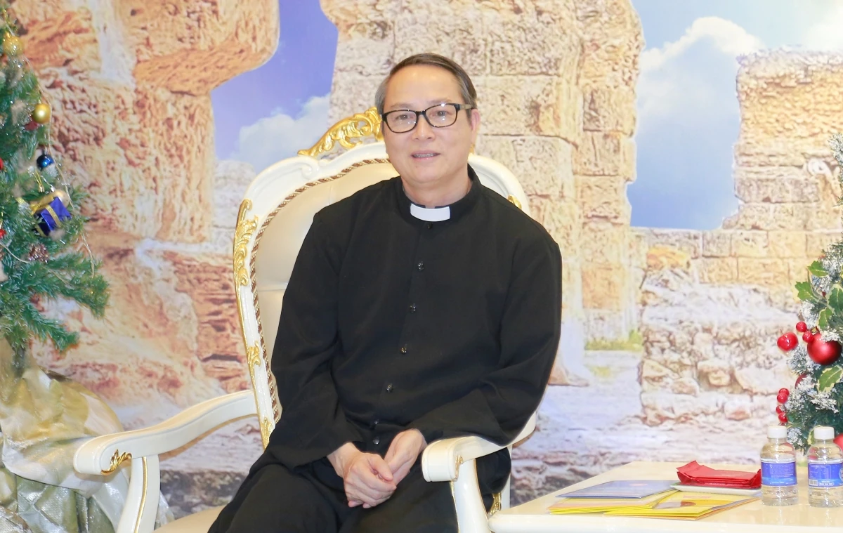 Phó Bí thư Tỉnh ủy, Chủ tịch Ủy ban MTTQ tỉnh Trịnh Tuấn Sinh thăm, chúc mừng Giáo xứ Sầm Sơn nhân dịp Lễ Giáng sinh