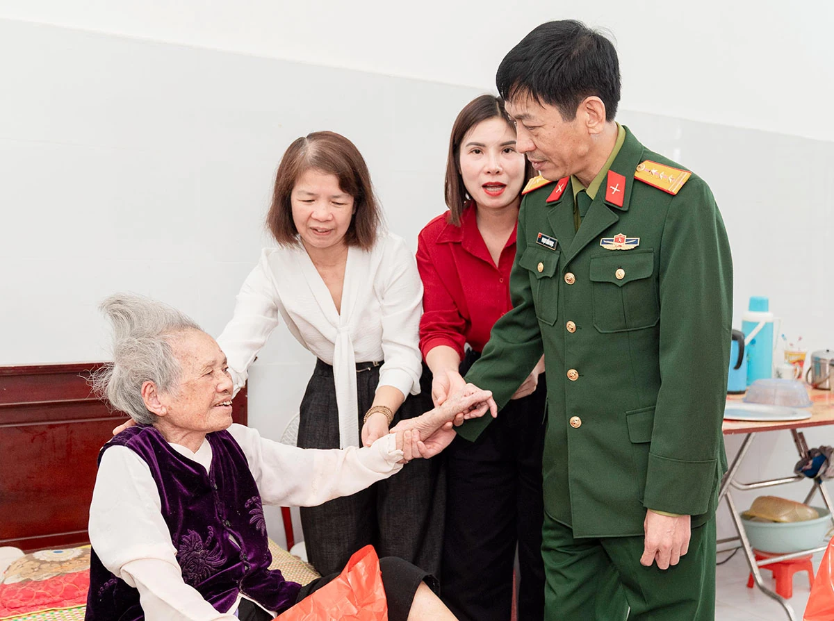 Tỏa sáng truyền thống Bộ đội Cụ Hồ: Viettel Thanh Hóa tri ân 22/12 với chương trình tặng quà và chiếu phim “Mưa Đỏ”