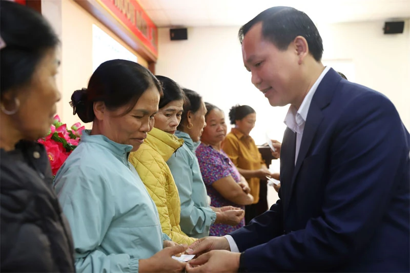 Trao tặng thẻ BHYT - Hành trình chia sẻ yêu thương, lan tỏa giá trị nhân văn