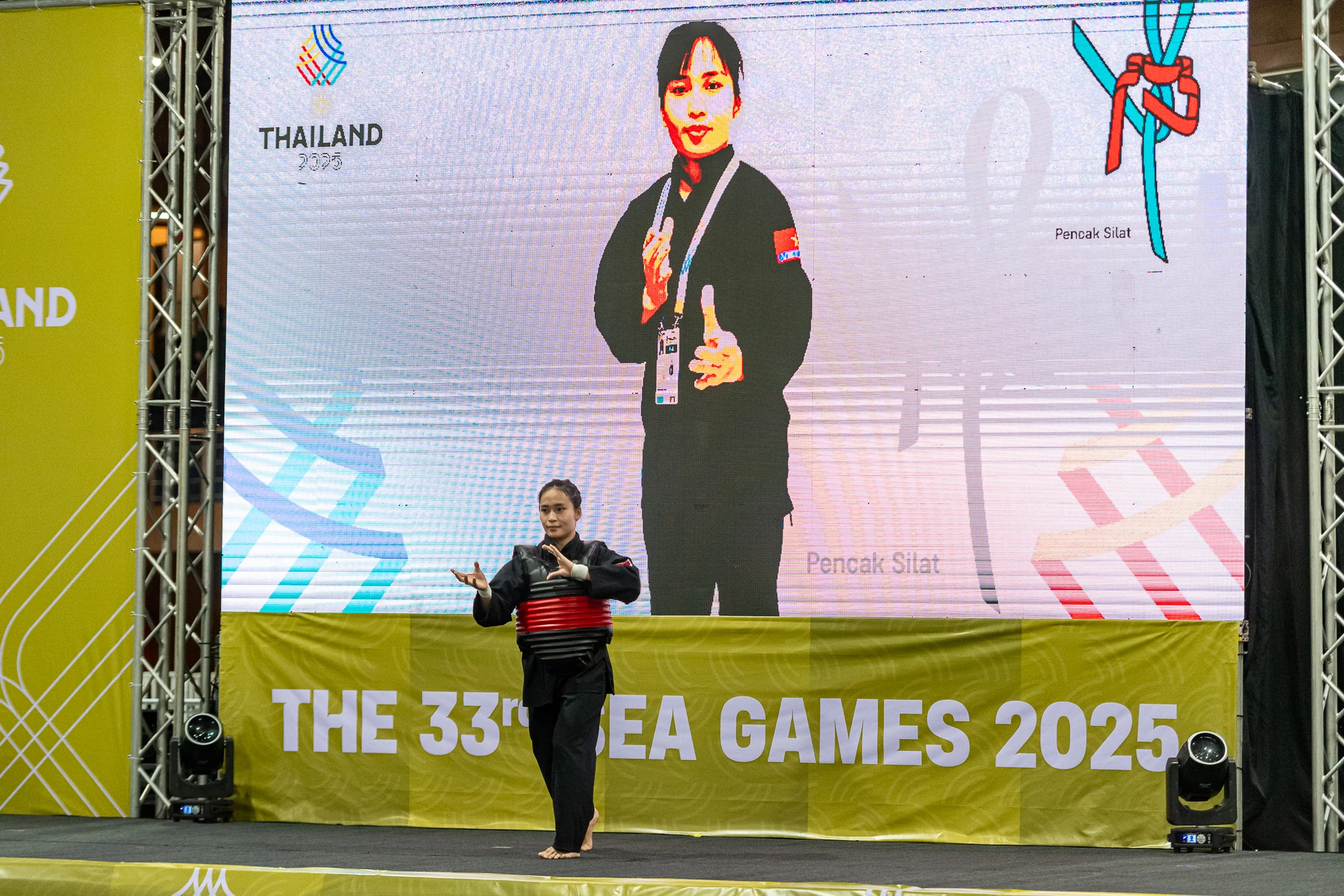 Bị đối thủ liên tục chơi xấu, võ sĩ Thanh Hóa vẫn xuất sắc giành quyền vào bán kết Pencak Silat - SEA Games 33
