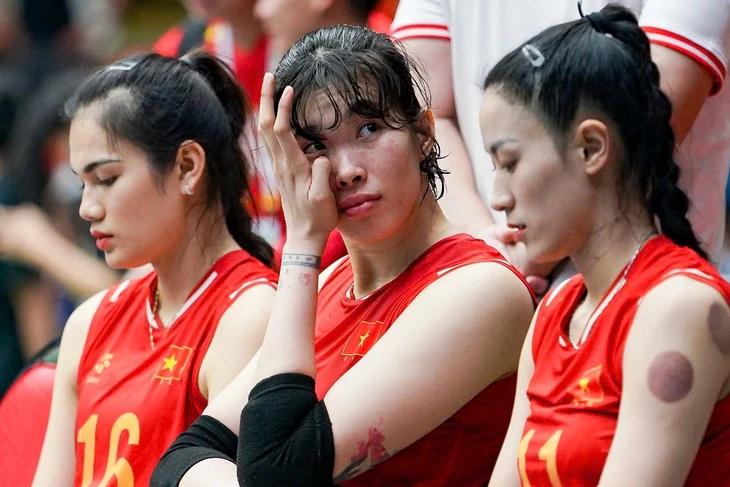 Nước mắt Thanh Thúy và nỗi ấm ức trọng tài; MU hòa điên rồ với Bournemouth