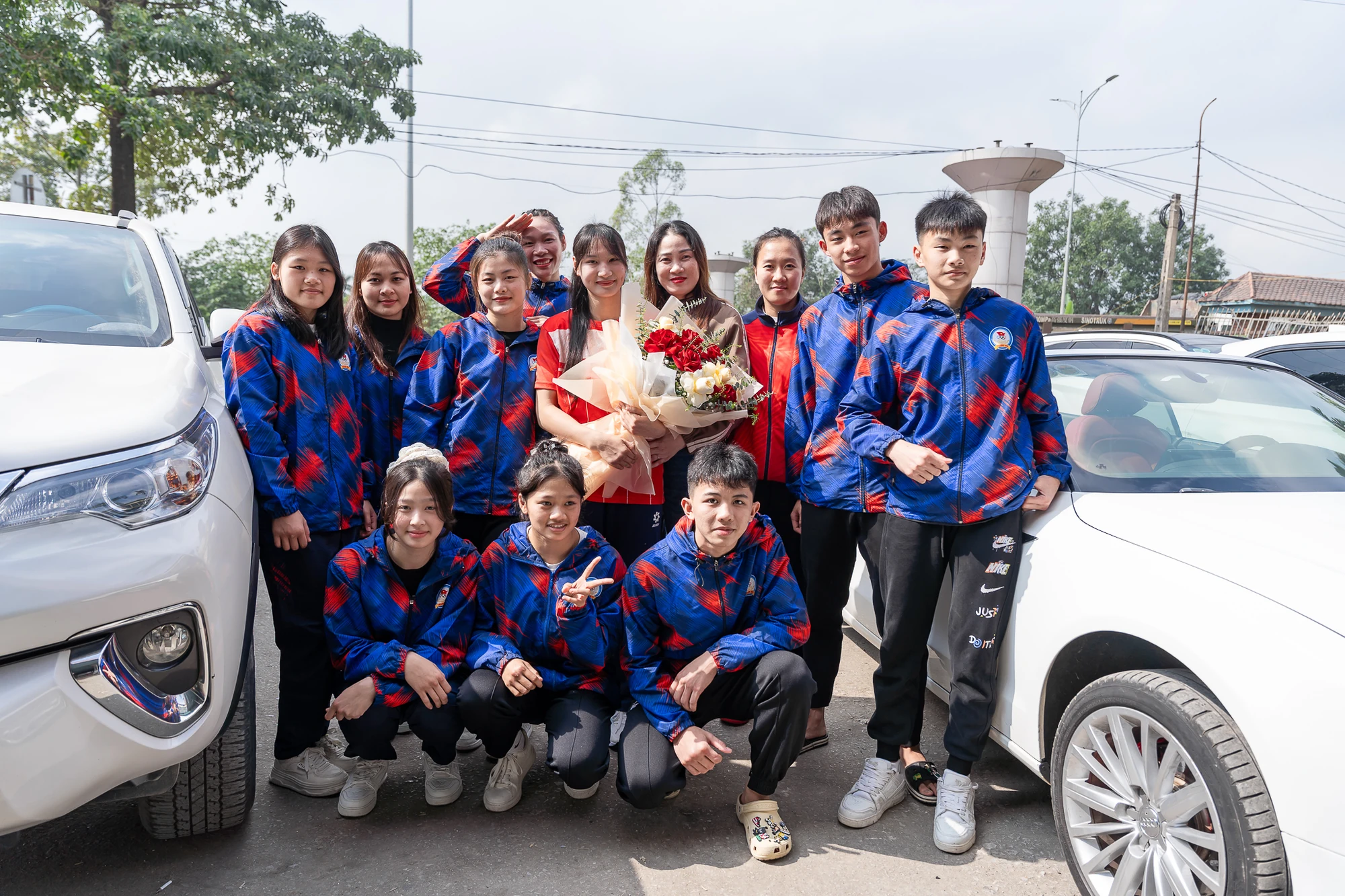 Đội tuyển Muay Thanh Hoá đón mừng cô gái Vàng Phương Hậu trở về từ SEA Games 33