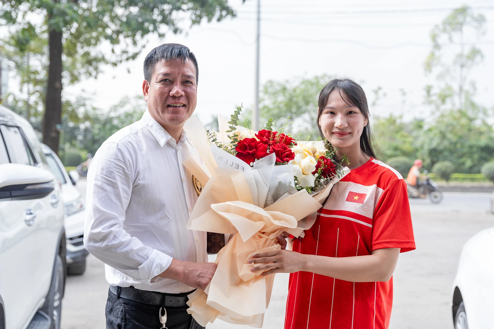 Đội tuyển Muay Thanh Hoá đón mừng cô gái Vàng Phương Hậu trở về từ SEA Games 33