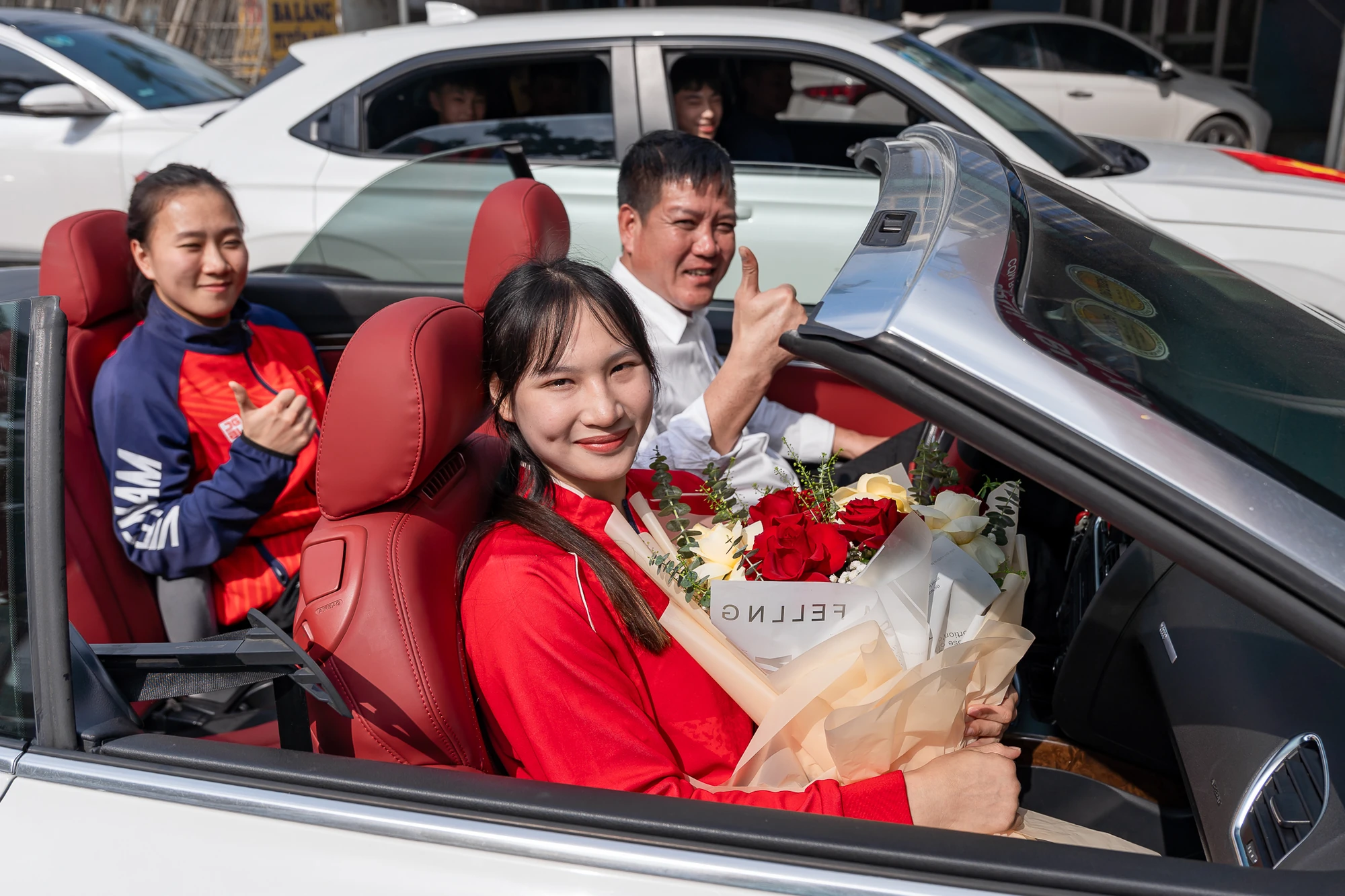 Đội tuyển Muay Thanh Hoá đón mừng cô gái Vàng Phương Hậu trở về từ SEA Games 33