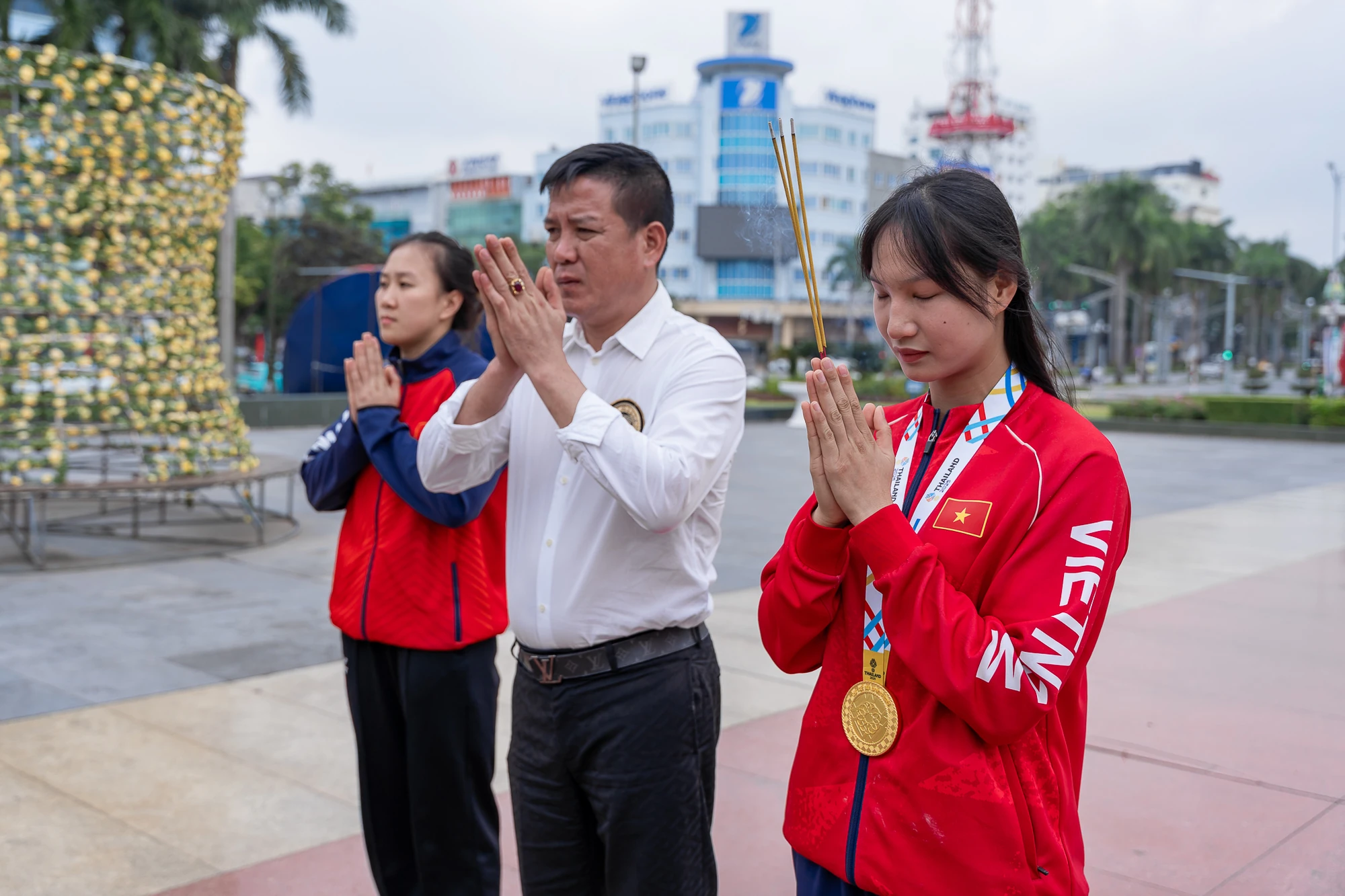 Đội tuyển Muay Thanh Hoá đón mừng cô gái Vàng Phương Hậu trở về từ SEA Games 33