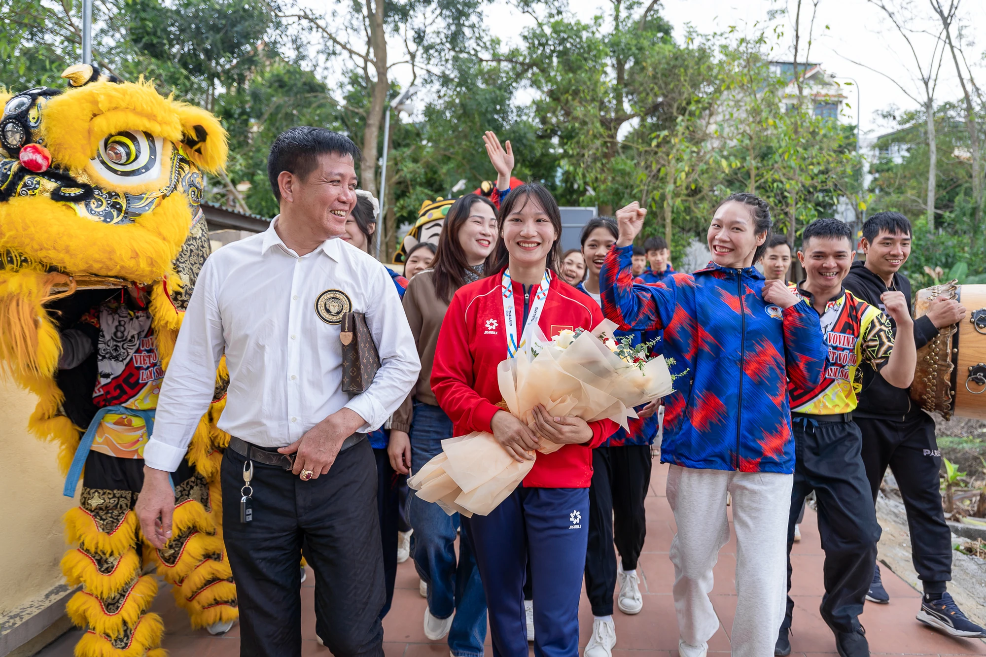 Đội tuyển Muay Thanh Hoá đón mừng cô gái Vàng Phương Hậu trở về từ SEA Games 33