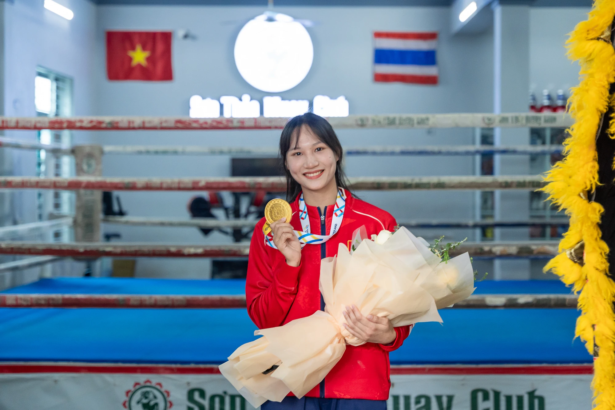 Đội tuyển Muay Thanh Hoá đón mừng cô gái Vàng Phương Hậu trở về từ SEA Games 33