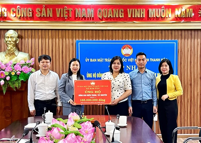 Ủy ban MTTQ tỉnh tiếp nhận ủng hộ đồng bào miền Trung, Tây Nguyên khắc phục hậu quả mưa lũ