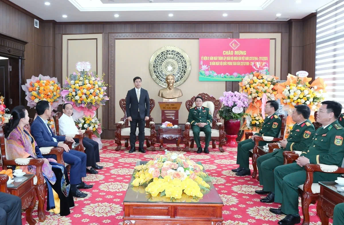 Phó Bí thư Thường trực Tỉnh ủy Nguyễn Hồng Phong thăm, chúc mừng Bộ Chỉ huy Quân sự tỉnh