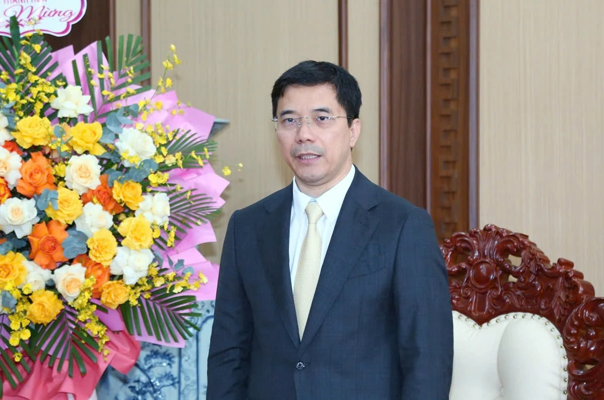 Phó Bí thư Thường trực Tỉnh ủy Nguyễn Hồng Phong thăm, chúc mừng Bộ Chỉ huy Quân sự tỉnh