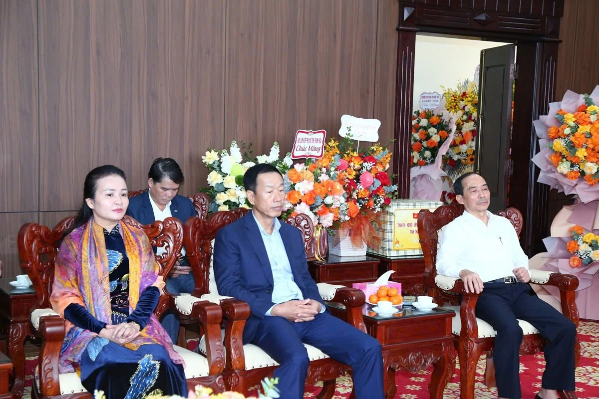 Phó Bí thư Thường trực Tỉnh ủy Nguyễn Hồng Phong thăm, chúc mừng Bộ Chỉ huy Quân sự tỉnh