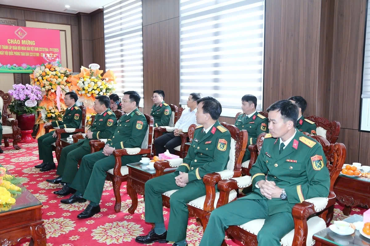 Phó Bí thư Thường trực Tỉnh ủy Nguyễn Hồng Phong thăm, chúc mừng Bộ Chỉ huy Quân sự tỉnh