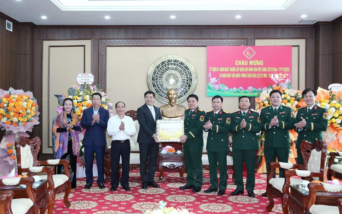 Phó Bí thư Thường trực Tỉnh ủy Nguyễn Hồng Phong thăm, chúc mừng Bộ Chỉ huy Quân sự tỉnh