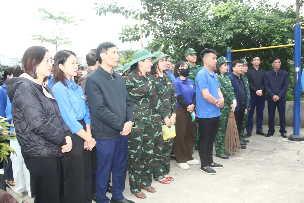 Hơn 300 thanh niên phường Hạc Thành ra quân tổng dọn vệ sinh môi trường