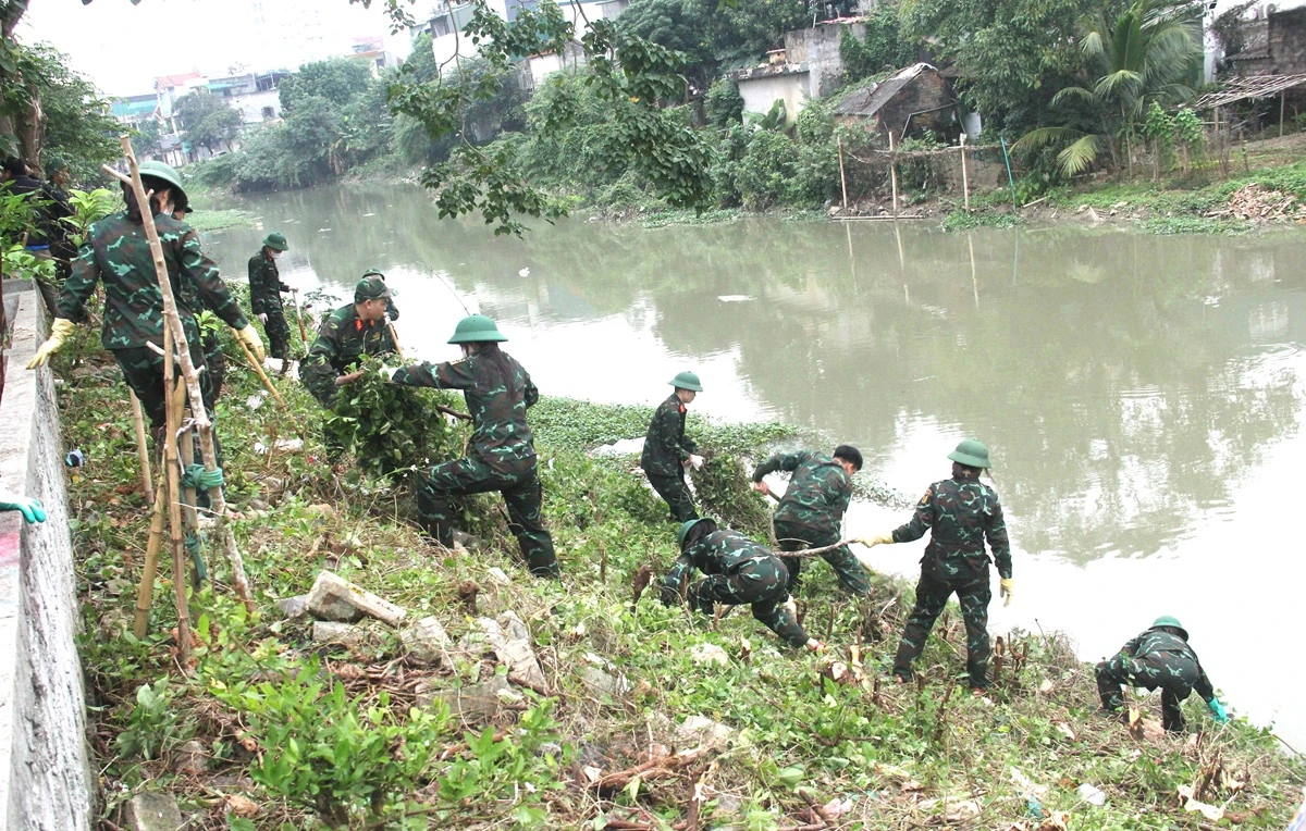 Hơn 300 thanh niên phường Hạc Thành ra quân tổng dọn vệ sinh môi trường