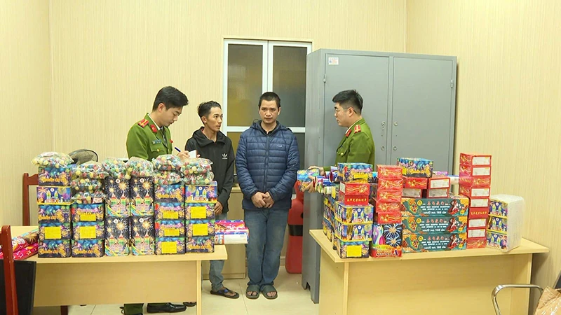 Khởi tố, bắt tạm giam 3 đối tượng mua bán, tàng trữ trái phép hơn 500 kg pháo nổ