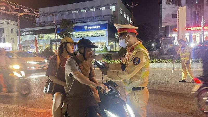 Siết chặt kiểm tra nồng độ cồn dịp cuối năm