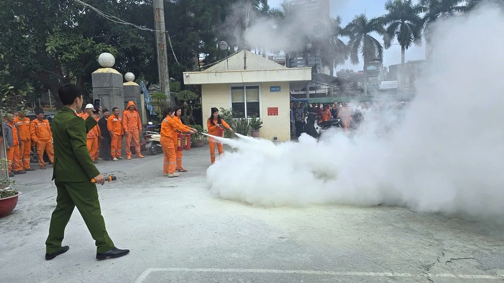 Nâng cao kỹ năng phòng cháy chữa cháy, cứu nạn cứu hộ tại Công ty Điện lực Thanh Hóa