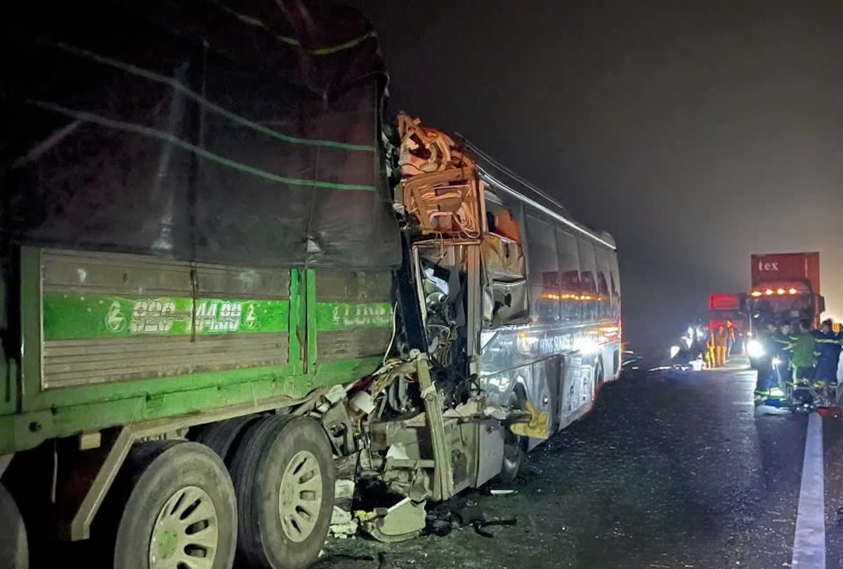 Giải cứu 2 nạn nhân mắc kẹt sau tai nạn giao thông trên cao tốc