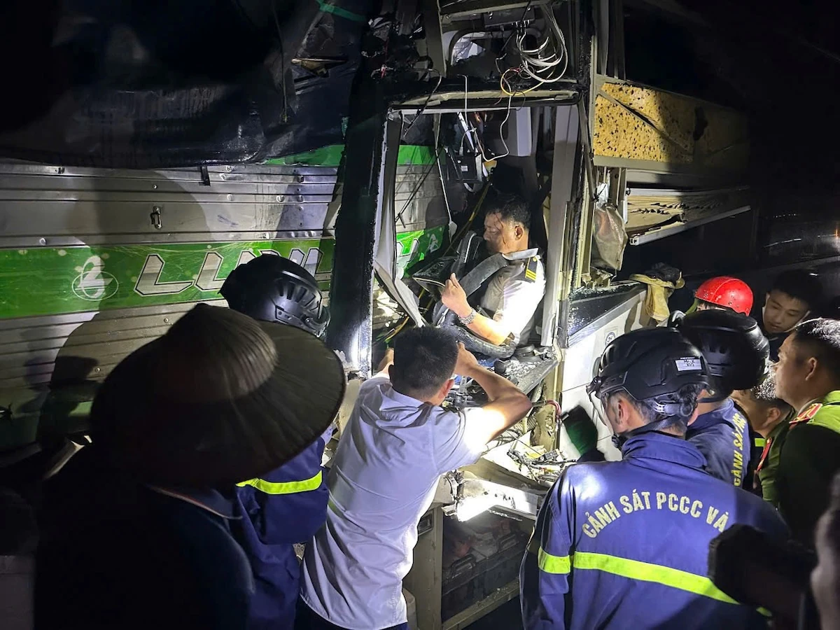 Giải cứu 2 nạn nhân mắc kẹt sau tai nạn giao thông trên cao tốc