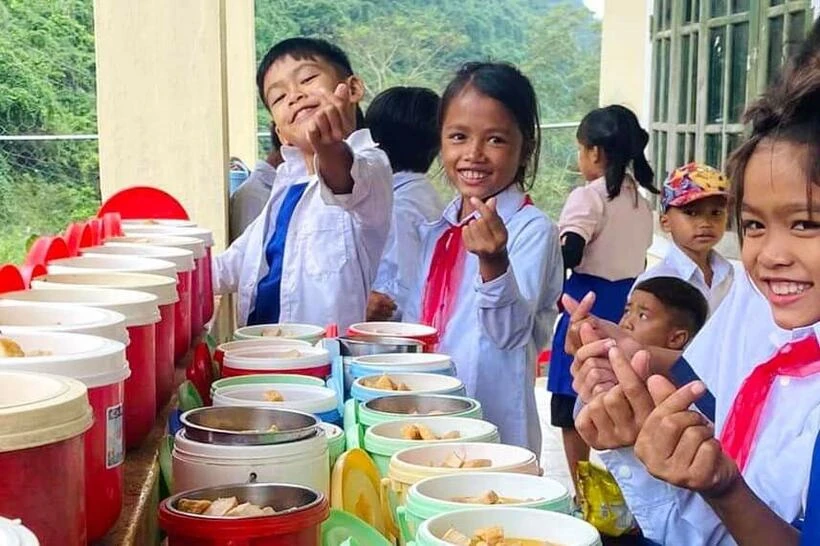 Hỗ trợ bữa ăn trưa cho học sinh tiểu học, THCS ở các xã biên giới