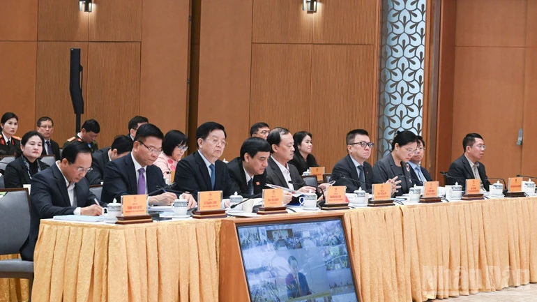 Xây dựng con người Việt Nam phát triển toàn diện, môi trường văn hóa nhân văn, văn minh và hiện đại