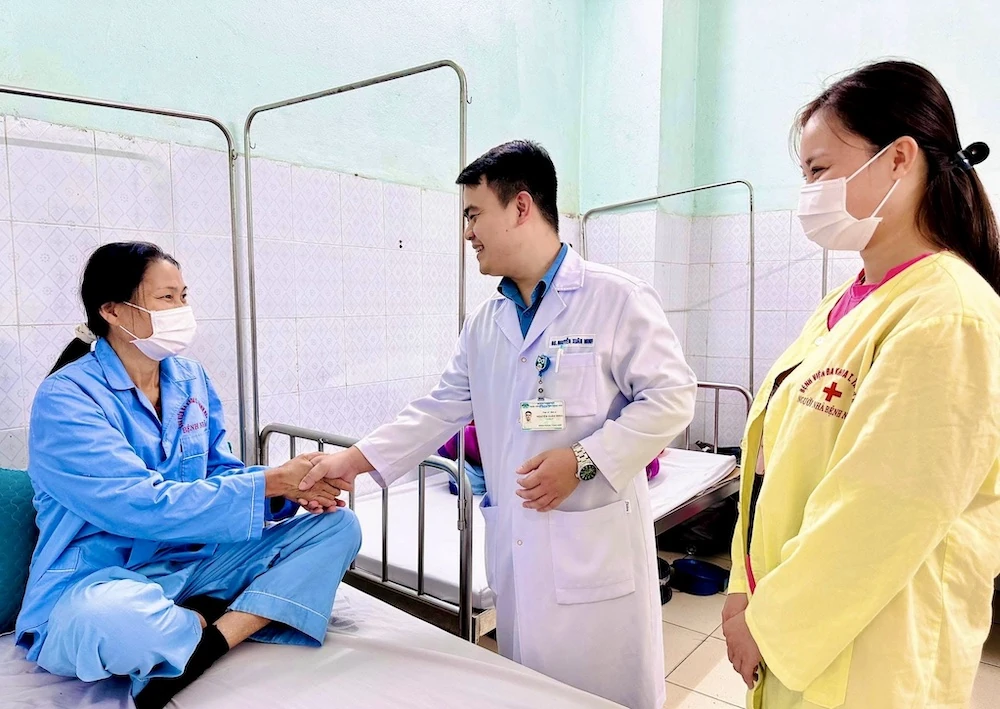 Bác sĩ phẫu thuật loại bỏ khối u buồng trứng gần 3kg