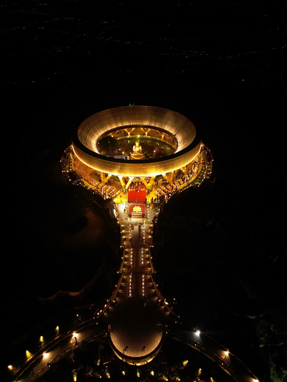 Tôn tượng Đức Phật Câu Na Hàm Mâu Ni trên đỉnh Bà Đen đón khách tham quan, chiêm bái kể từ 1/1/2026