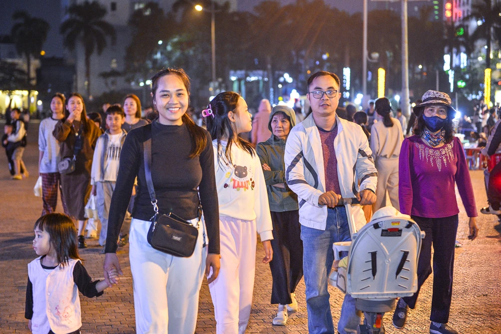 Hàng nghìn người đổ về Quảng trường Lam Sơn chào đón năm mới 2026