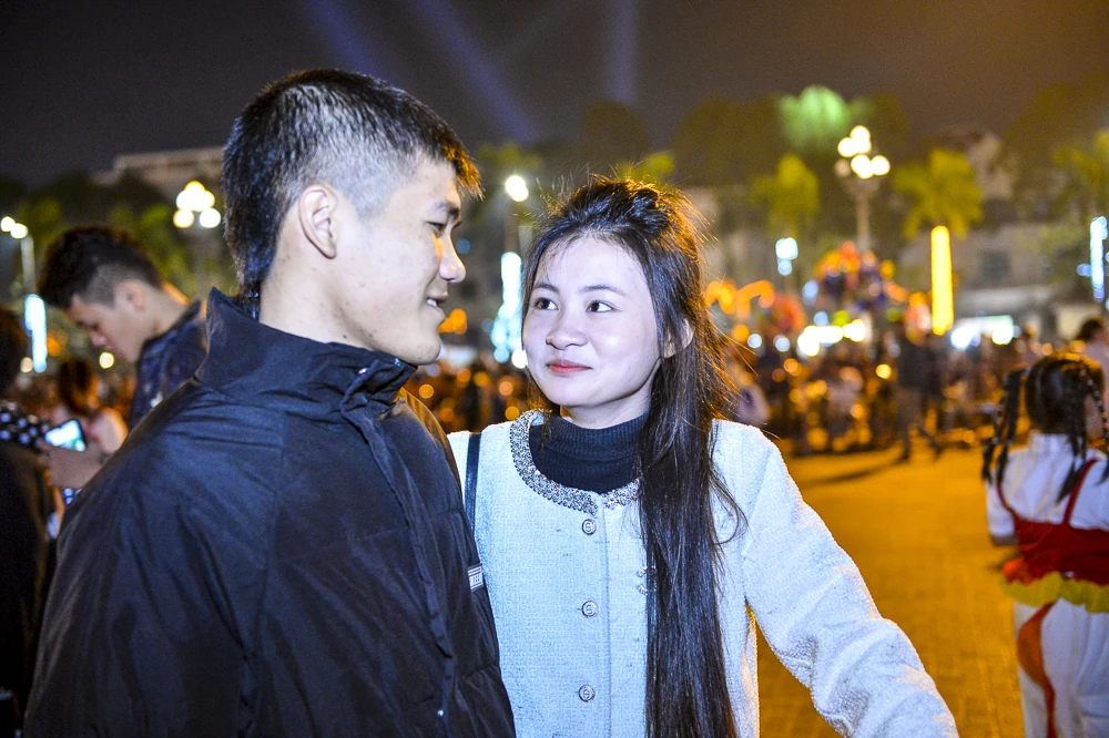 Hàng nghìn người đổ về Quảng trường Lam Sơn chào đón năm mới 2026