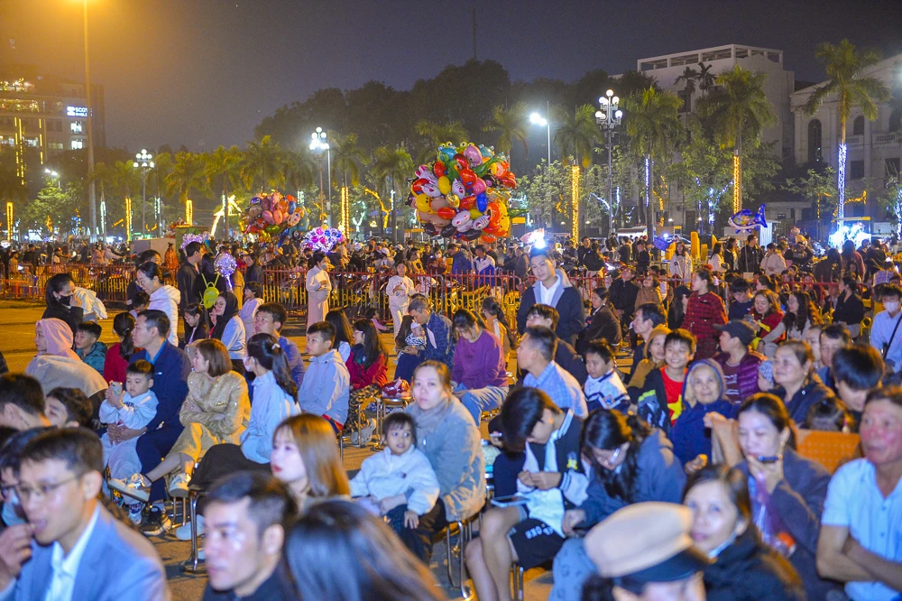 Hàng nghìn người đổ về Quảng trường Lam Sơn chào đón năm mới 2026