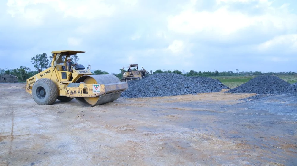 Nghỉ Tết vẫn “3 ca, 4 kíp” trên công trường trọng điểm