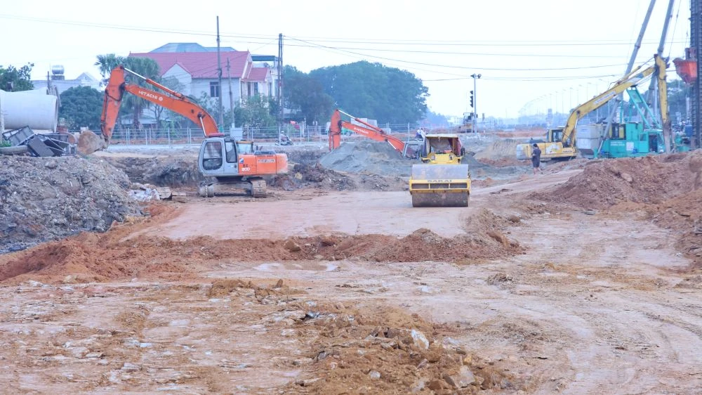 Nghỉ Tết vẫn “3 ca, 4 kíp” trên công trường trọng điểm