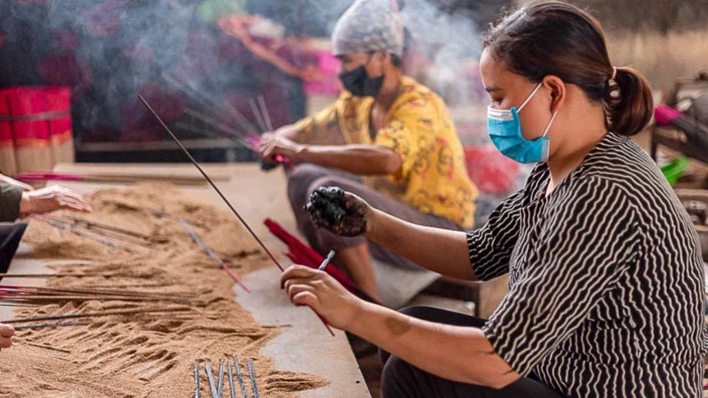 Những người thợ lưu giữ và lan tỏa hương bài nồng ấm