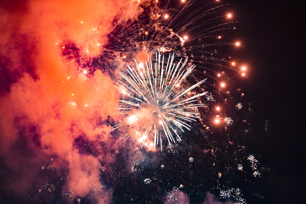 Rực rỡ pháo hoa chào đón thời khắc bước sang năm mới 2026