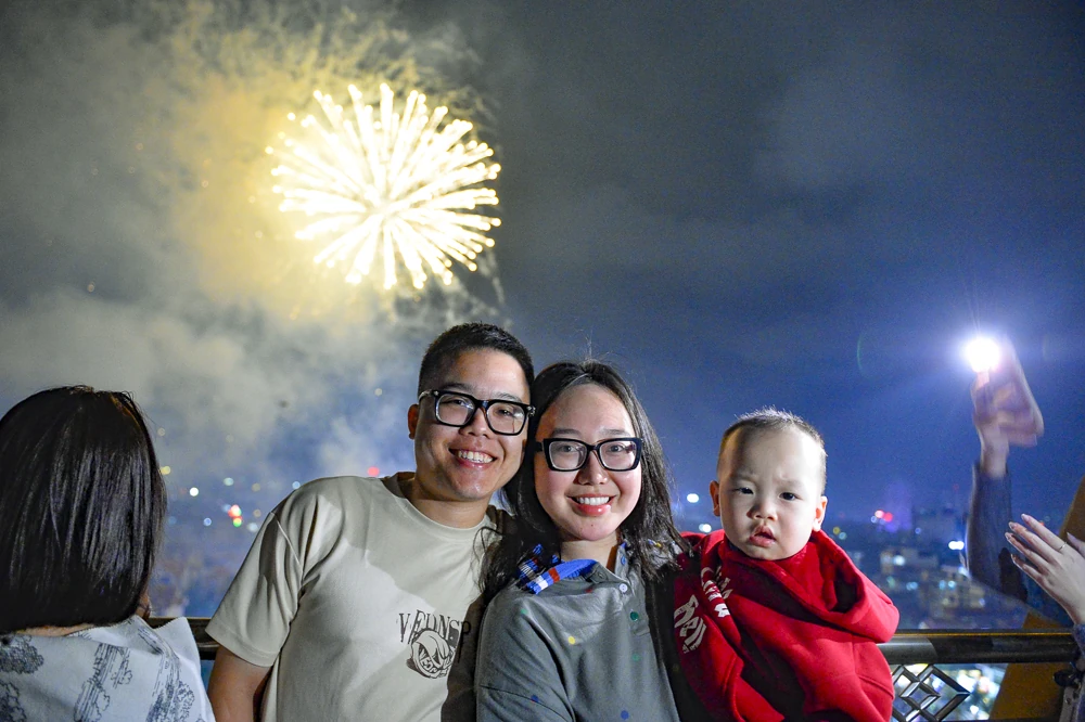 Rực rỡ pháo hoa chào đón thời khắc bước sang năm mới 2026