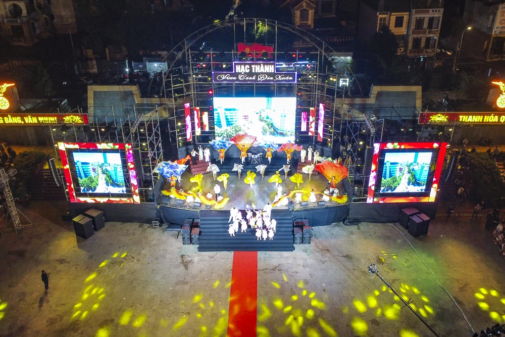 Rực rỡ pháo hoa chào đón thời khắc bước sang năm mới 2026