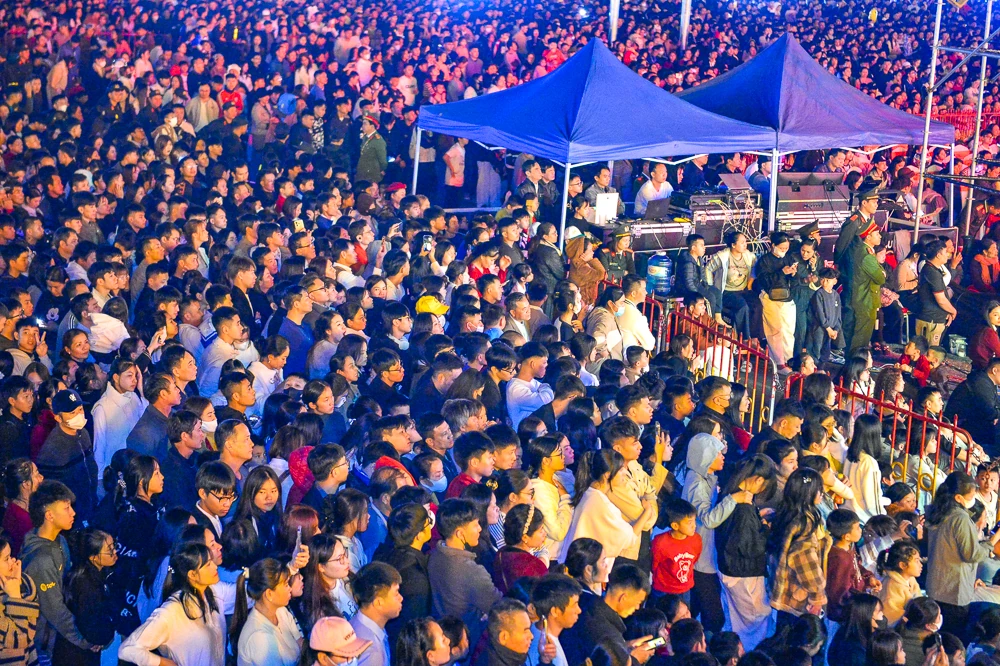 Rực rỡ pháo hoa chào đón thời khắc bước sang năm mới 2026