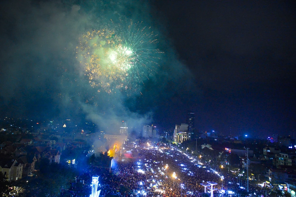 Rực rỡ pháo hoa chào đón thời khắc bước sang năm mới 2026