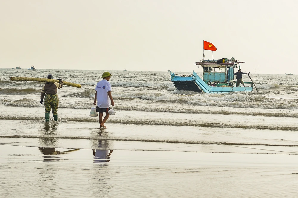 Tết Dương lịch, ngư dân ven biển xứ Thanh vẫn vươn khơi săn “lộc biển”