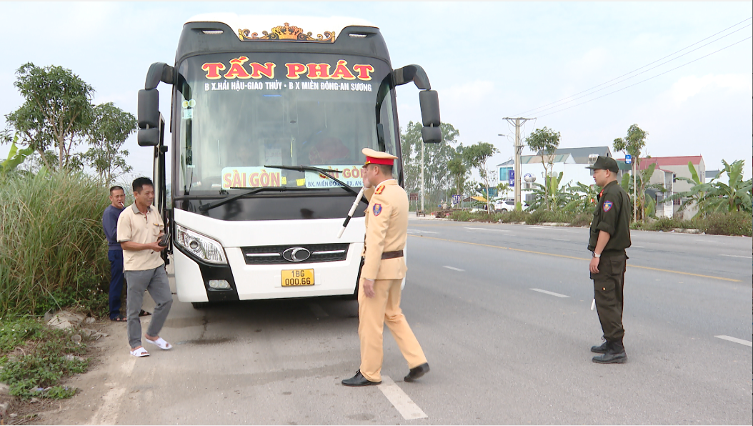 Kiểm tra, xử lý vi phạm trật tự giao thông xuyên Tết