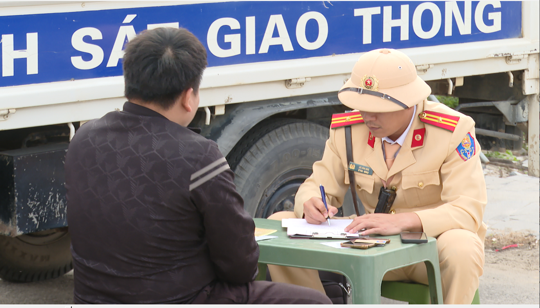 Kiểm tra, xử lý vi phạm trật tự giao thông xuyên Tết