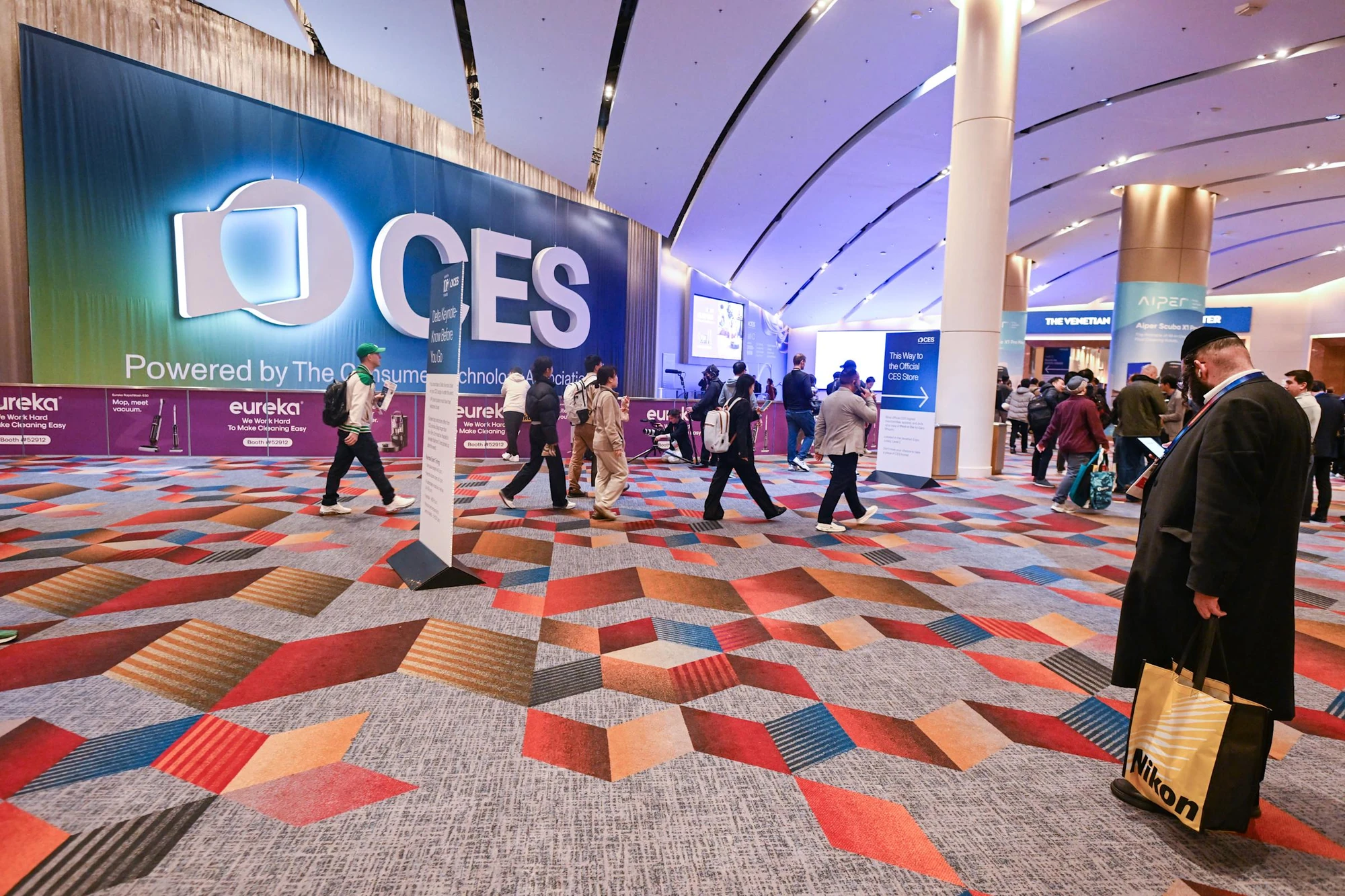 CES 2026 mở màn tại Las Vegas, AI và robot chiếm spotlight
