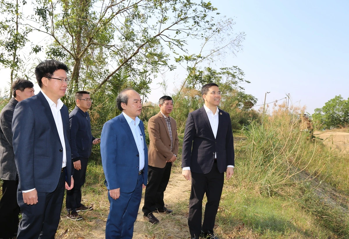 Phó Bí thư Thường trực Tỉnh ủy Nguyễn Hồng Phong kiểm tra thực địa một số dự án
