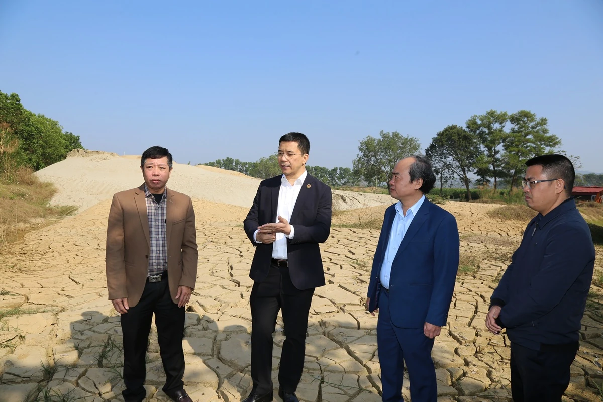 Phó Bí thư Thường trực Tỉnh ủy Nguyễn Hồng Phong kiểm tra thực địa một số dự án