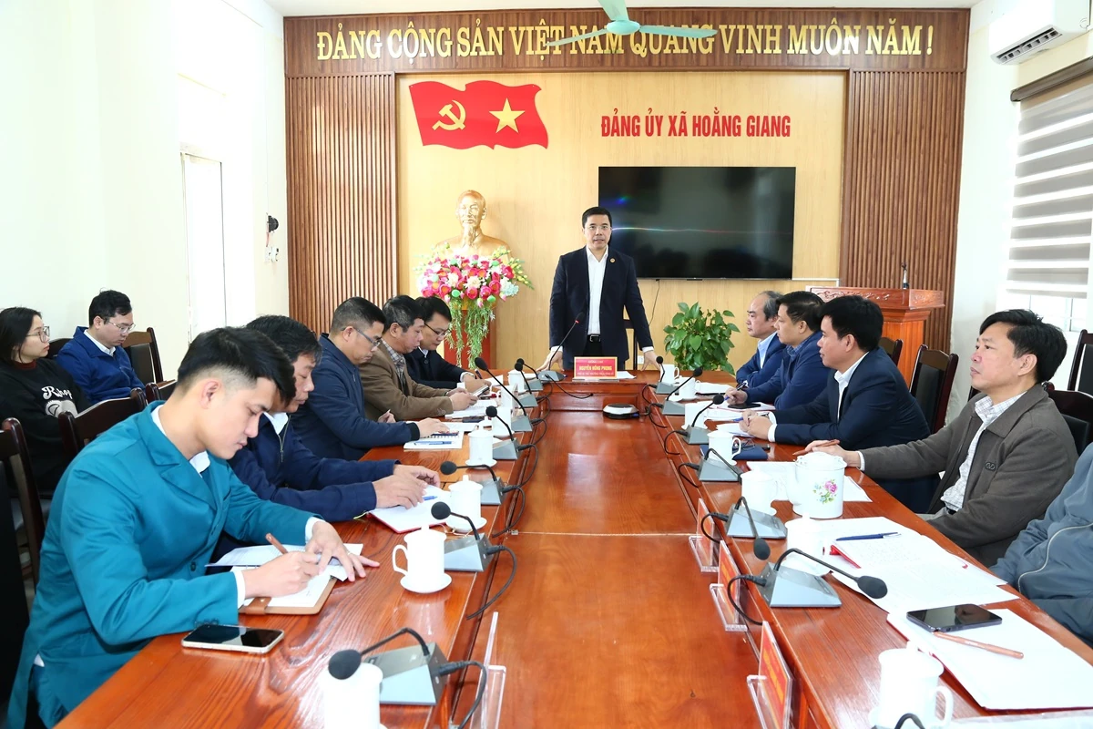 Phó Bí thư Thường trực Tỉnh ủy Nguyễn Hồng Phong kiểm tra thực địa một số dự án