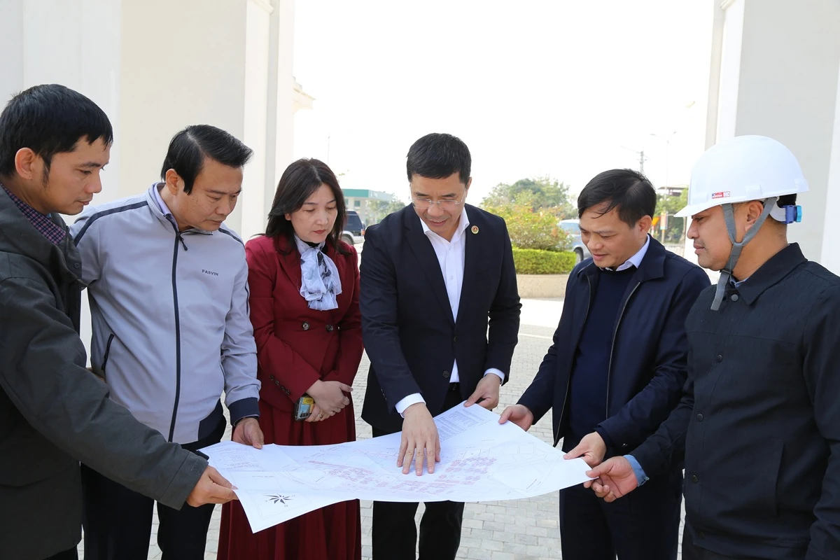 Phó Bí thư Thường trực Tỉnh ủy Nguyễn Hồng Phong kiểm tra thực địa một số dự án