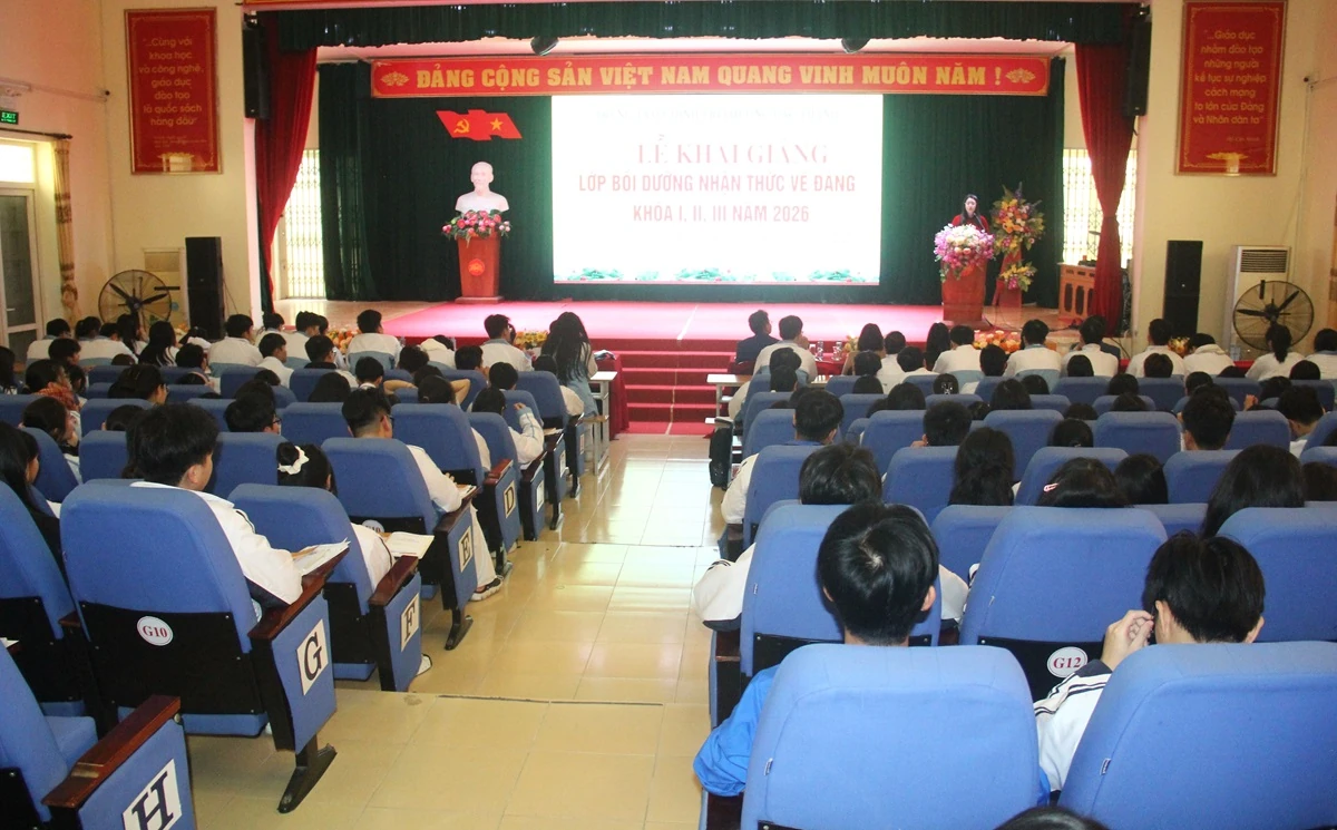 Khai giảng lớp bồi dưỡng nhận thức về Đảng cho học sinh THPT