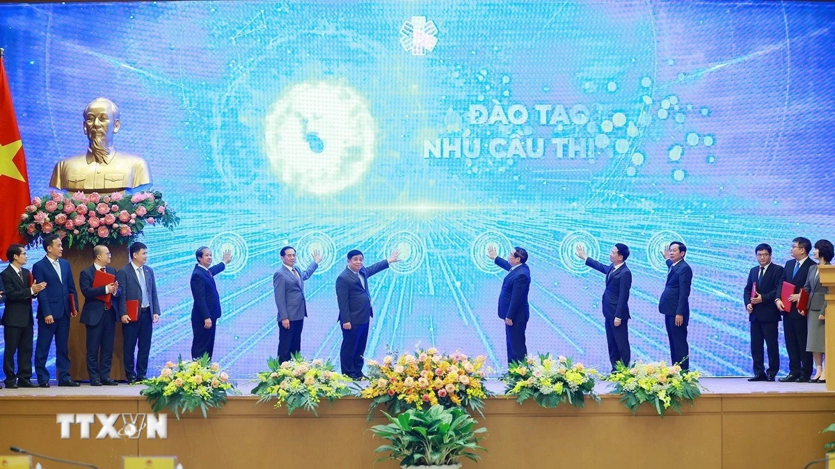 Đẩy mạnh chuyển đổi số toàn diện, lấy người dân và doanh nghiệp làm trung tâm