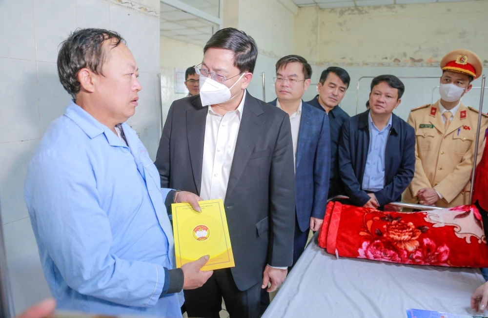 Phó Chủ tịch Thường trực UBND tỉnh thăm hỏi, động viên nạn nhân bị thương trong vụ tai nạn giao thông đặc biệt nghiêm trọng trên cao tốc Bắc - Nam